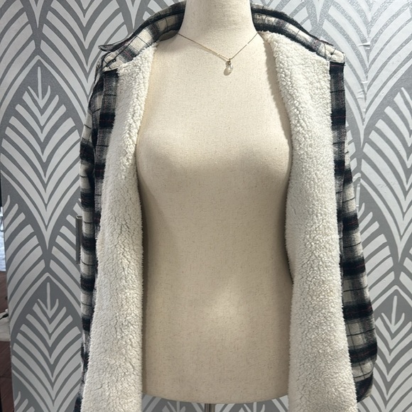 Cisono Plaid Collection women’s shacket. - Picture 4 of 9